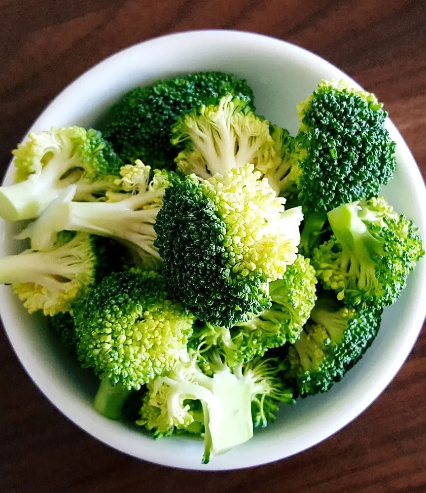 Broccoli is a rich in fiber and vitamin C vegetable that is green in color.