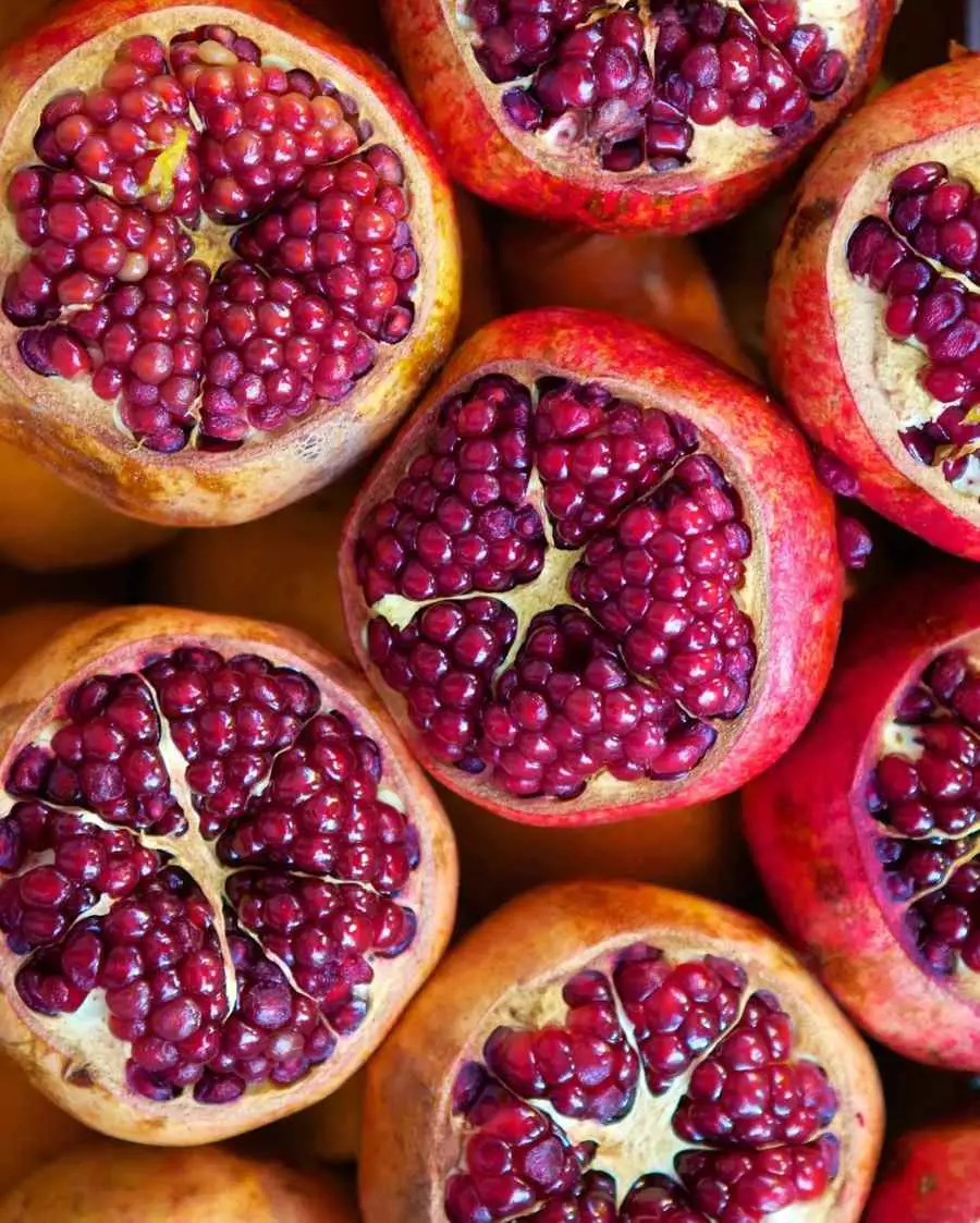 The edible portion of raw pomegranate comprises 78% water, 19% carbohydrates, 2% protein, and 1% fat